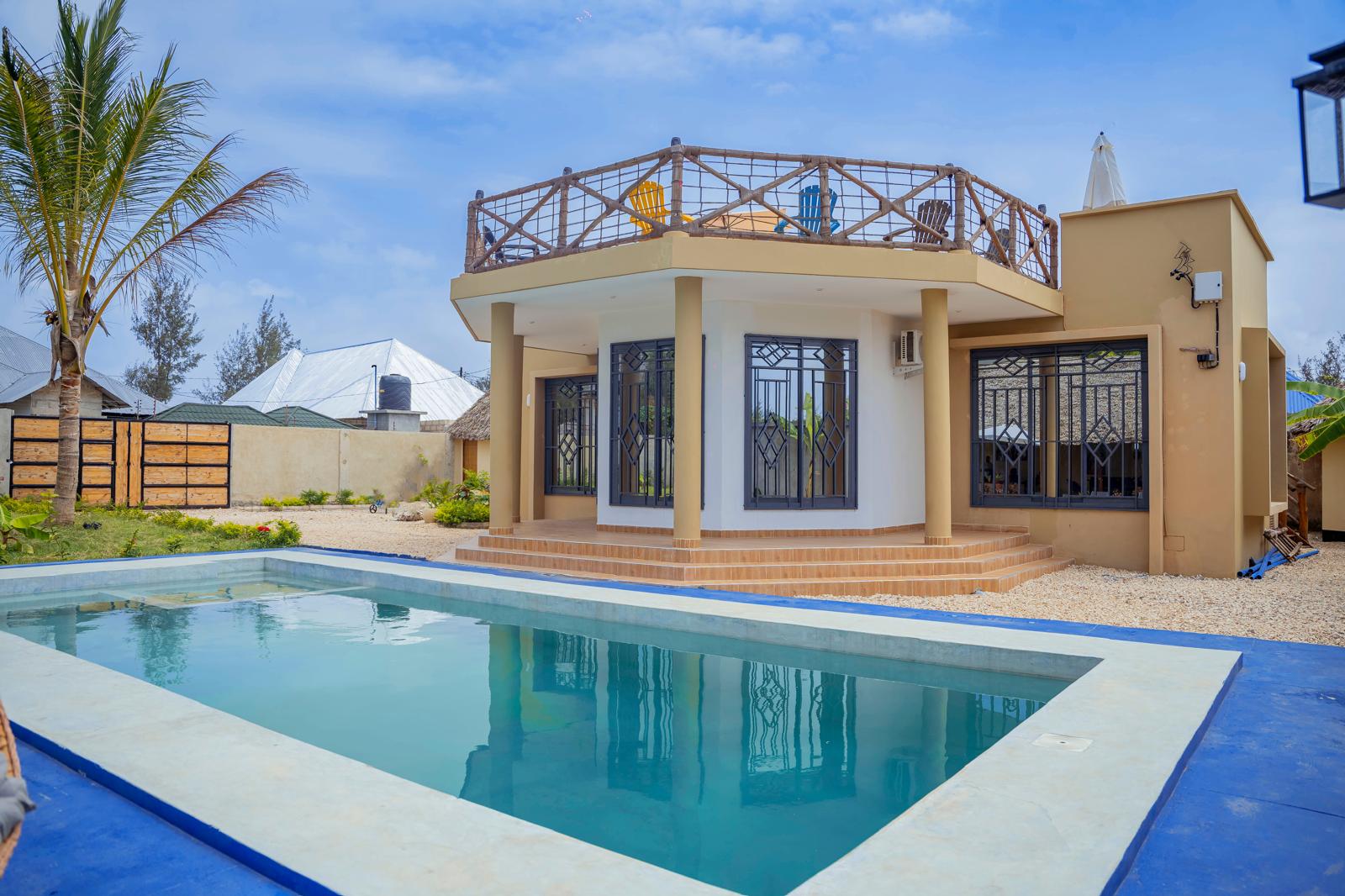 Piscine privée de 5 sur 12 mètres et jardin tropical de la villa à Kiwengwa