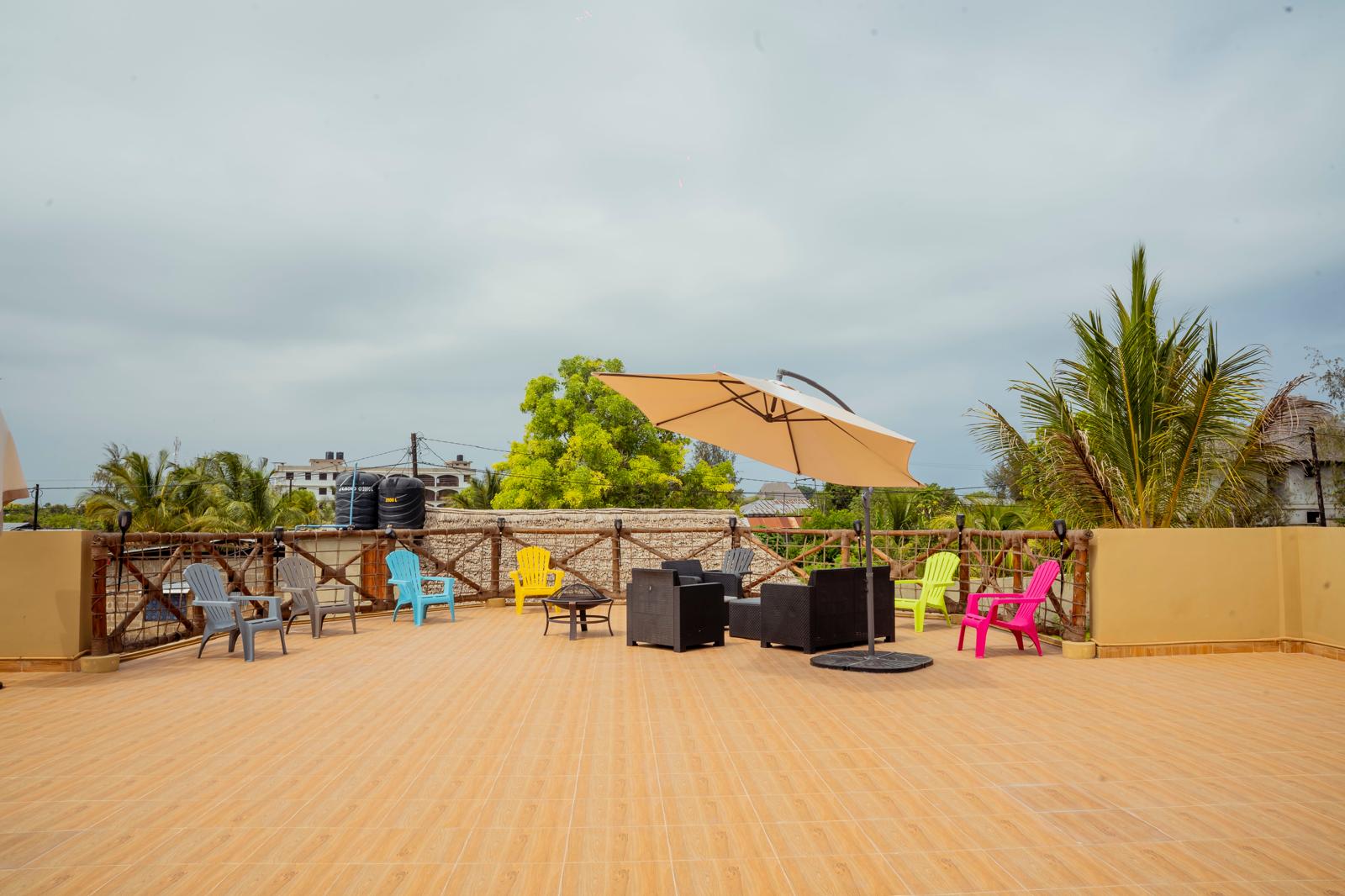 Toit-terrasse de la villa avec solarium et fauteuils colorés à Kiwengwa